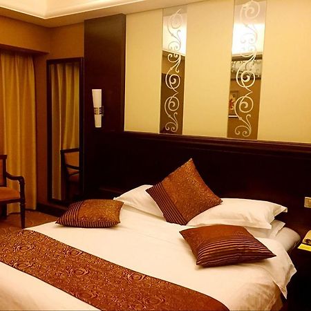 Green Land Hotel Кунмин Екстериор снимка